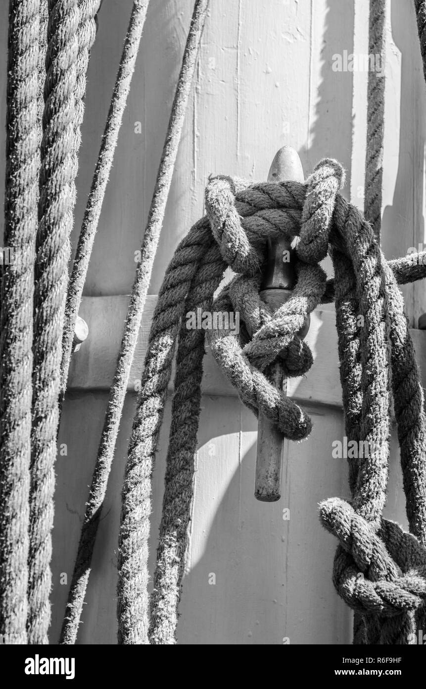 Auf dem Deck von einem alten Segelschiff Rigging Stockfoto