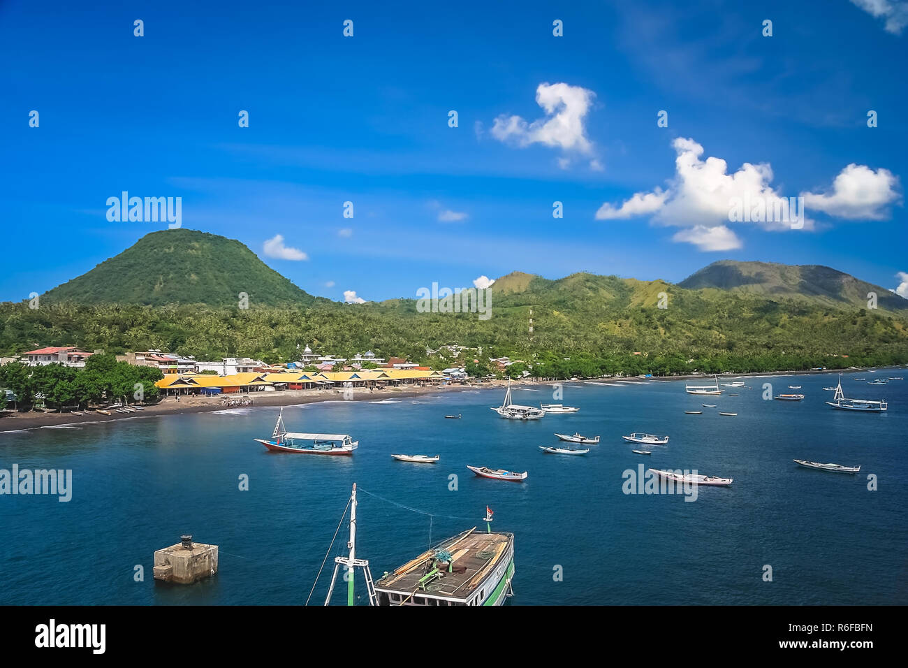 Boote in der Bucht von Labuhan Bajo Stockfoto