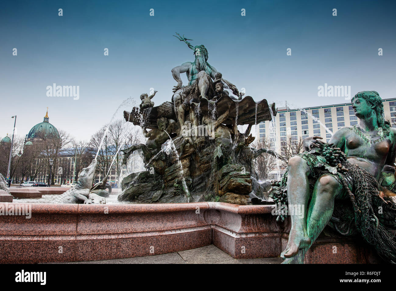 Die antiken Neptun Brunnen gebaut im Jahr 1891 von Reinhold Begas in einem kalten Winter Tag Stockfoto