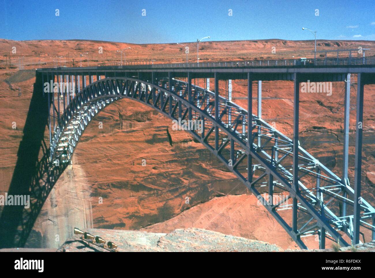 Blick Richtung Südosten von US Route 89 Highway über den Colorado River über den Glen Canyon Dam Bridge in Page, Arizona, Juli, 1968. () Stockfoto