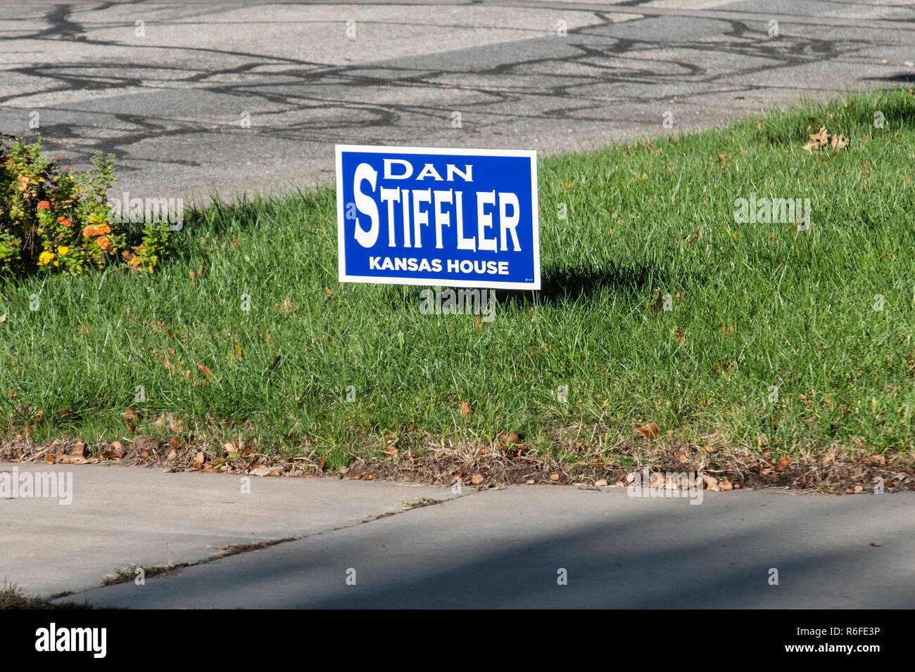 Ein politisches Zeichen für die Wahl in das Repräsentantenhaus gepflanzt in einem Hof in Wichita, Kansas, vor der Wahl im November 2018. USA. Stockfoto