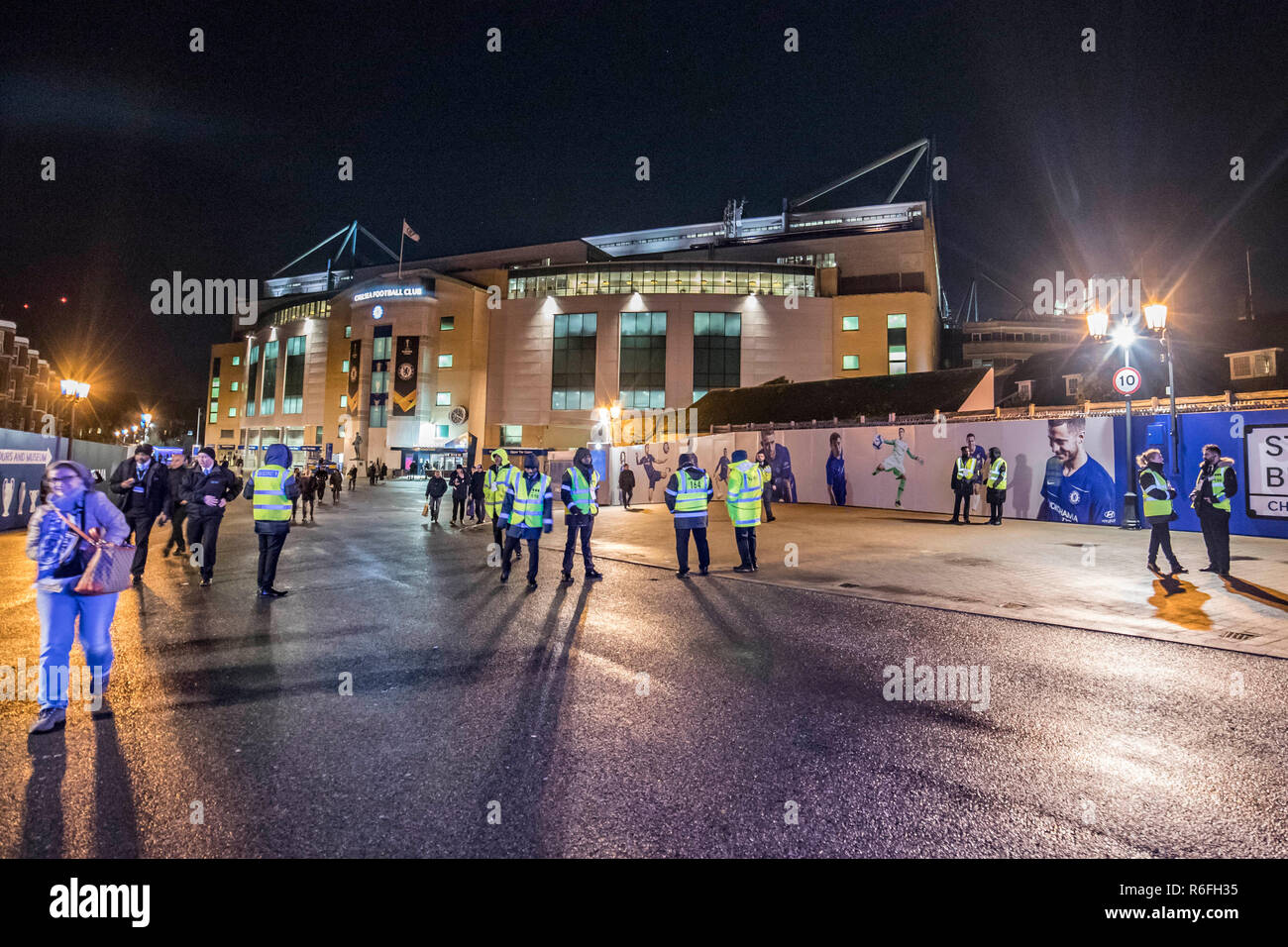 Menschen wandern rund um das Stadion. Stamford Bridge, ein Fußball-Stadium, Heimstadion des FC Chelsea in South West London, England, UK. Es wird allgemein als die Brücke bekannt, es wurde erstmals im Jahre 1876 gebaut. Stockfoto