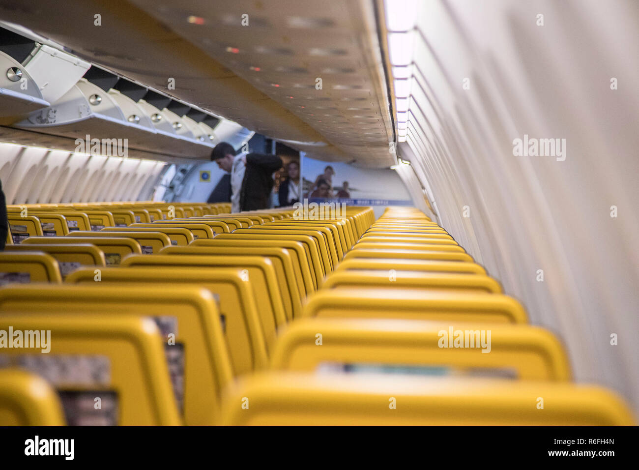 Die neue Boeing Sky Innenkabine von Ryanair. Das Flugzeug ist ein Boeing 737-800 speziell eine Boeing 737 Next Gen oder 737-8 ALS (WL) mit Registration EI-Fzl. Ryanair ist eine low cost carrier in Dublin, Irland. Stockfoto