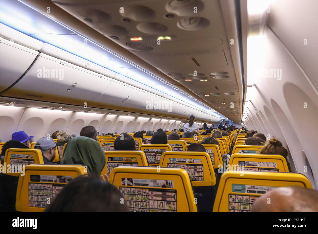 Die neue Boeing Sky Innenkabine von Ryanair. Das Flugzeug ist ein Boeing 737-800 speziell eine Boeing 737 Next Gen oder 737-8 ALS (WL) mit Registration EI-Fzl. Ryanair ist eine low cost carrier in Dublin, Irland. Stockfoto