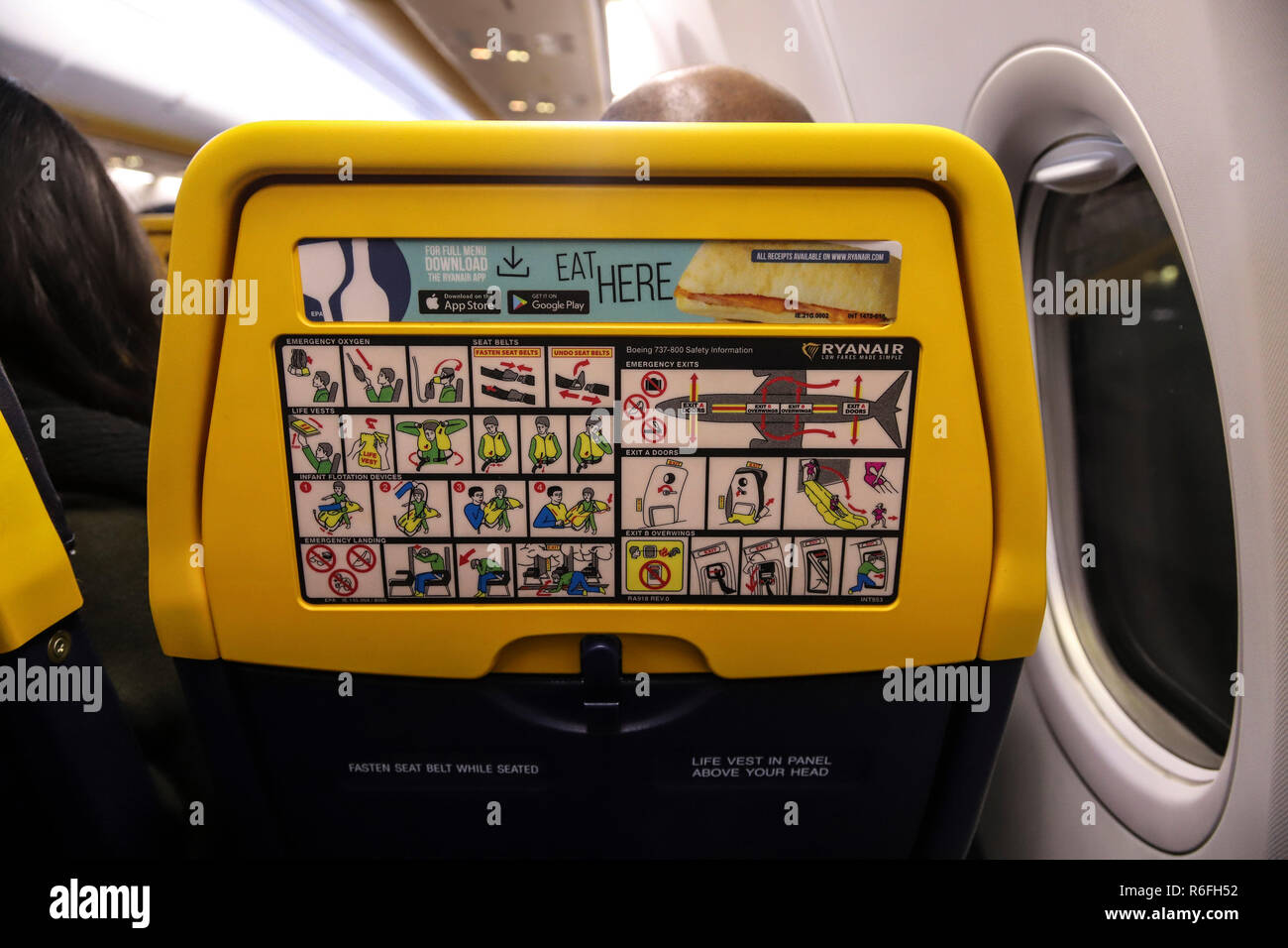 Wieder einen Platz in der neuen Boeing Sky Innenkabine von Ryanair. Das Flugzeug ist ein Boeing 737-800 speziell eine Boeing 737 Next Gen oder 737-8 ALS (WL) mit Registration EI-Fzl. Ryanair ist eine low cost carrier in Dublin, Irland. Stockfoto