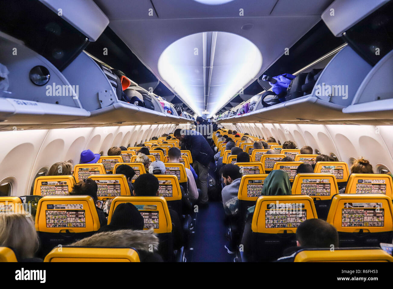 Die Passagiere der neuen Boeing Sky Innenkabine von Ryanair gesehen. Das Flugzeug ist ein Boeing 737-800 speziell eine Boeing 737 Next Gen oder 737-8 ALS (WL) mit Registration EI-Fzl. Ryanair ist eine low cost carrier in Dublin, Irland. Stockfoto
