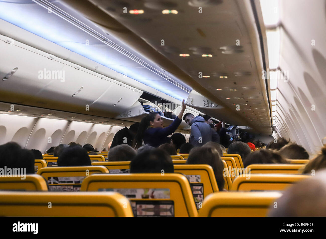 Die Passagiere der neuen Boeing Sky Innenkabine von Ryanair gesehen. Das Flugzeug ist ein Boeing 737-800 speziell eine Boeing 737 Next Gen oder 737-8 ALS (WL) mit Registration EI-Fzl. Ryanair ist eine low cost carrier in Dublin, Irland. Stockfoto