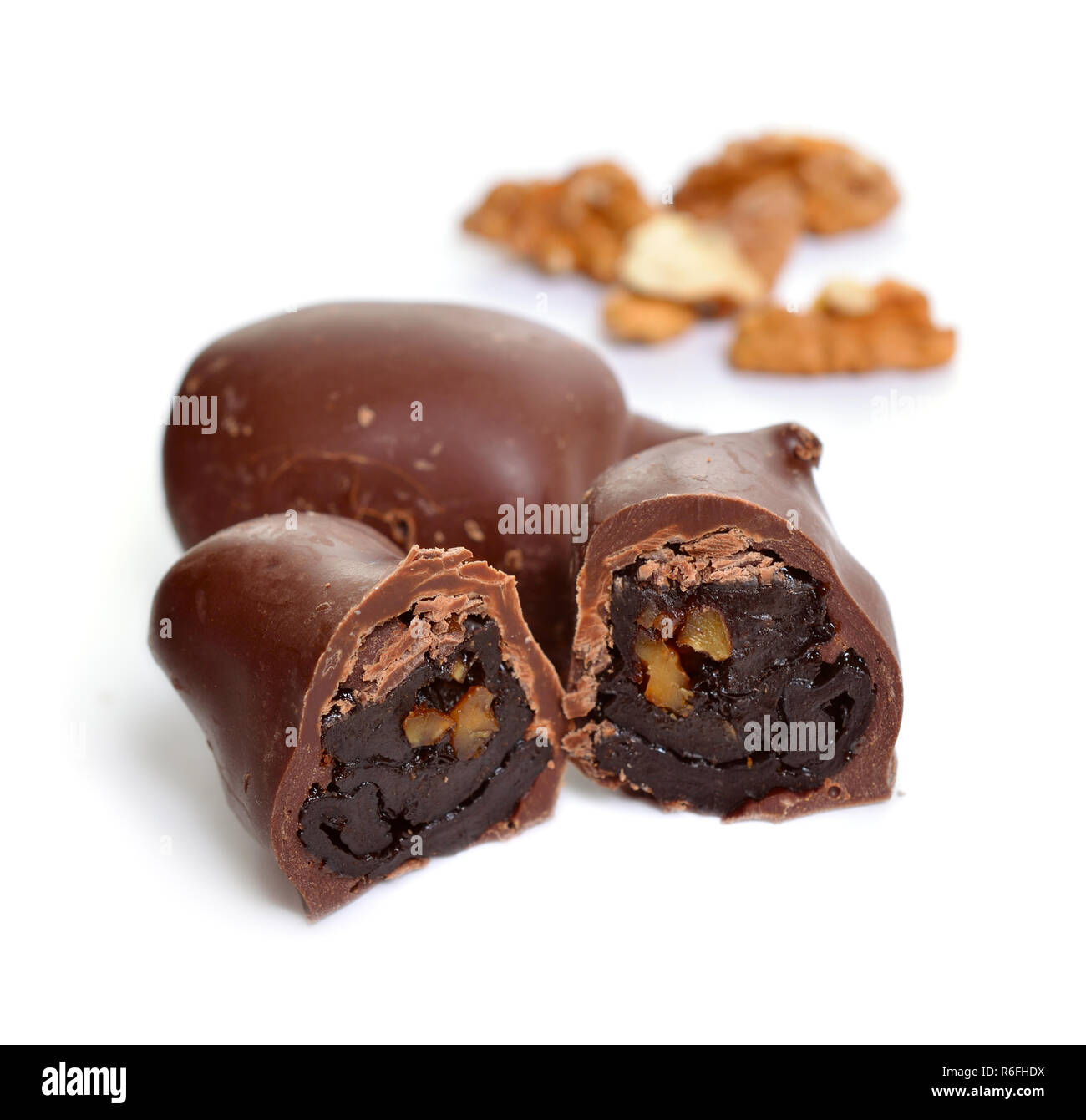 Hausgemachte Süßigkeiten mit getrockneten Pflaumen und Muttern. Auf weissem Hintergrund. Stockfoto