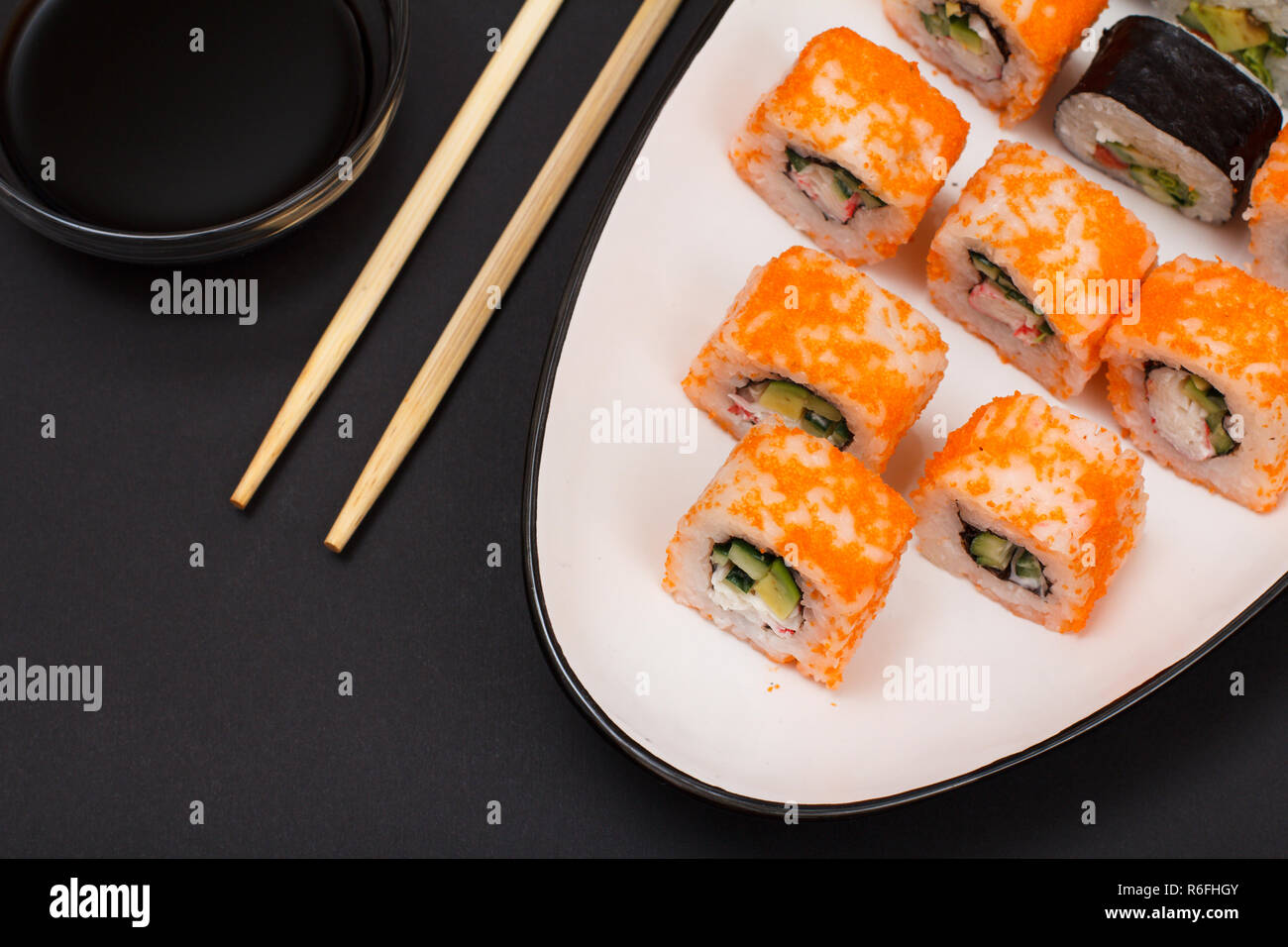 Uramaki Kalifornien. Sushi Rollen mit Nori, Reis, Avocado, Gurke, mit ...