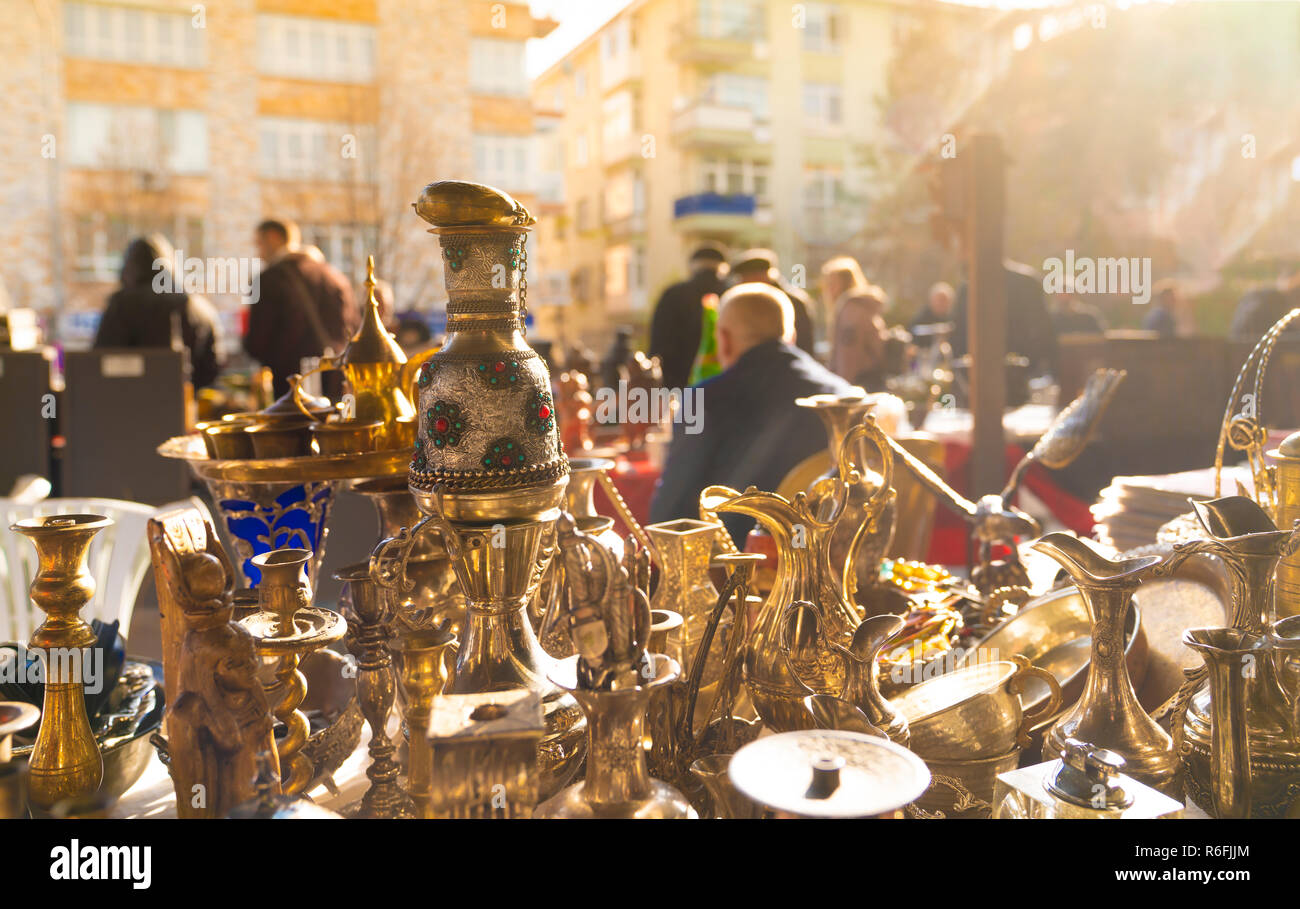 Verschiedene antike Gläser, Krüge, Kannen auf Flohmarkt mit unscharfen Kunden und Verkäufer im Hintergrund, ayranci Antika Pazari, Ankara, Türkei Stockfoto