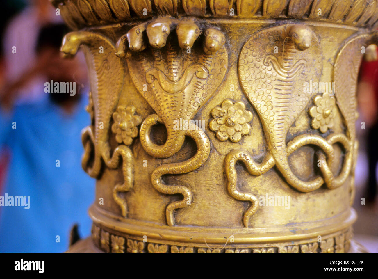 Details von Messing tief Stambha im Tempel in Trissur, Kerala, Indien Stockfoto