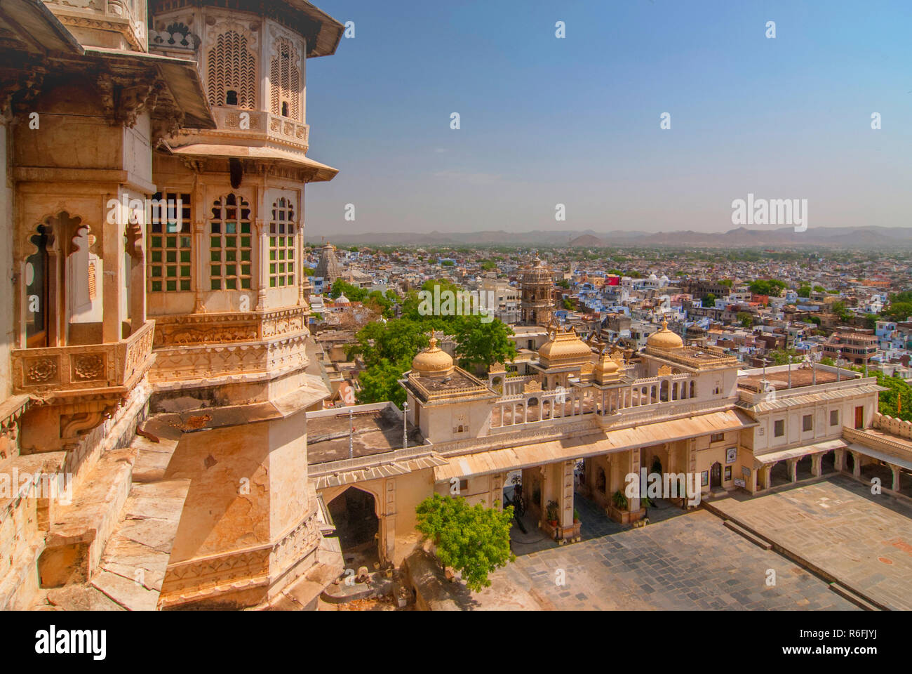Blick auf die Stadt, die von der Stadt Udaipur Palast, Udaipur, Rajasthan, Indien Stockfoto