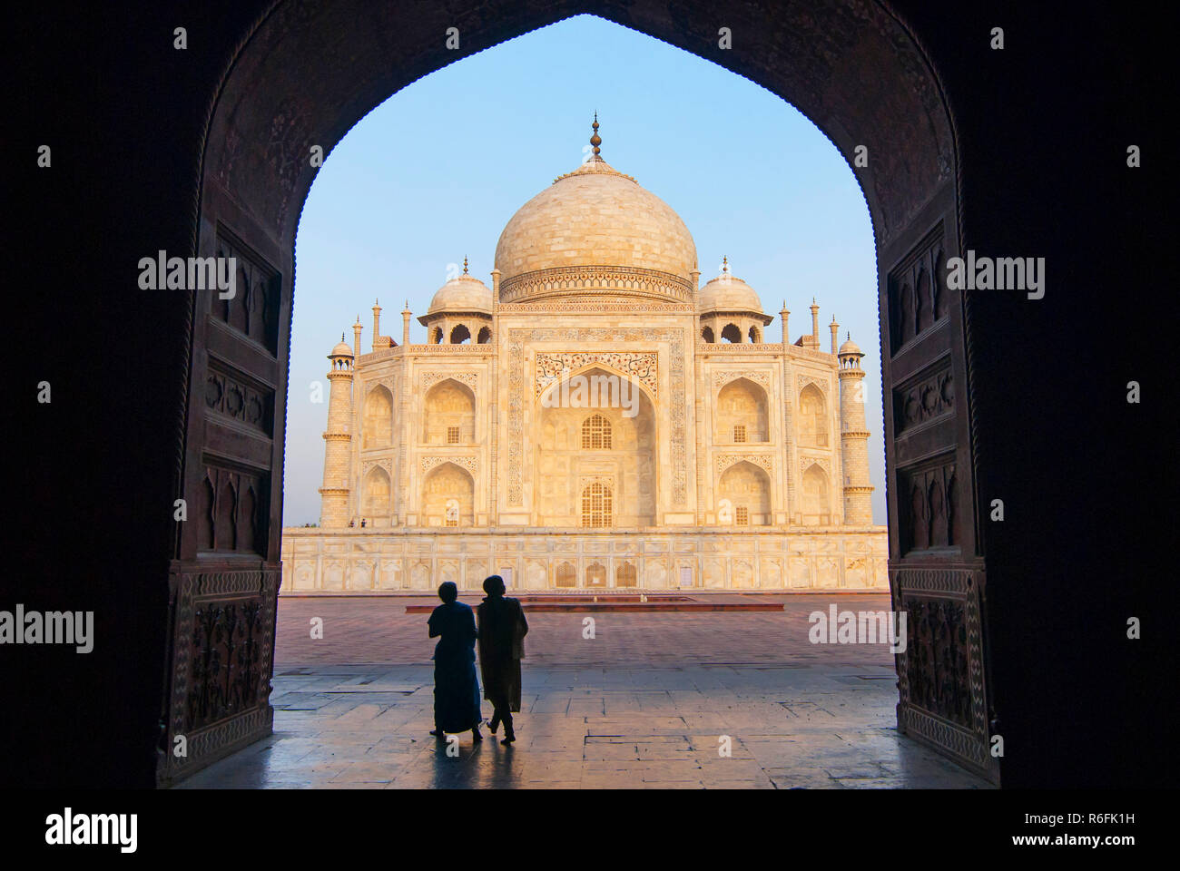Taj Mahal Blick in Schwarz Arch Silhouette von der Moschee in Agra, Uttar Pradesh, Indien Stockfoto
