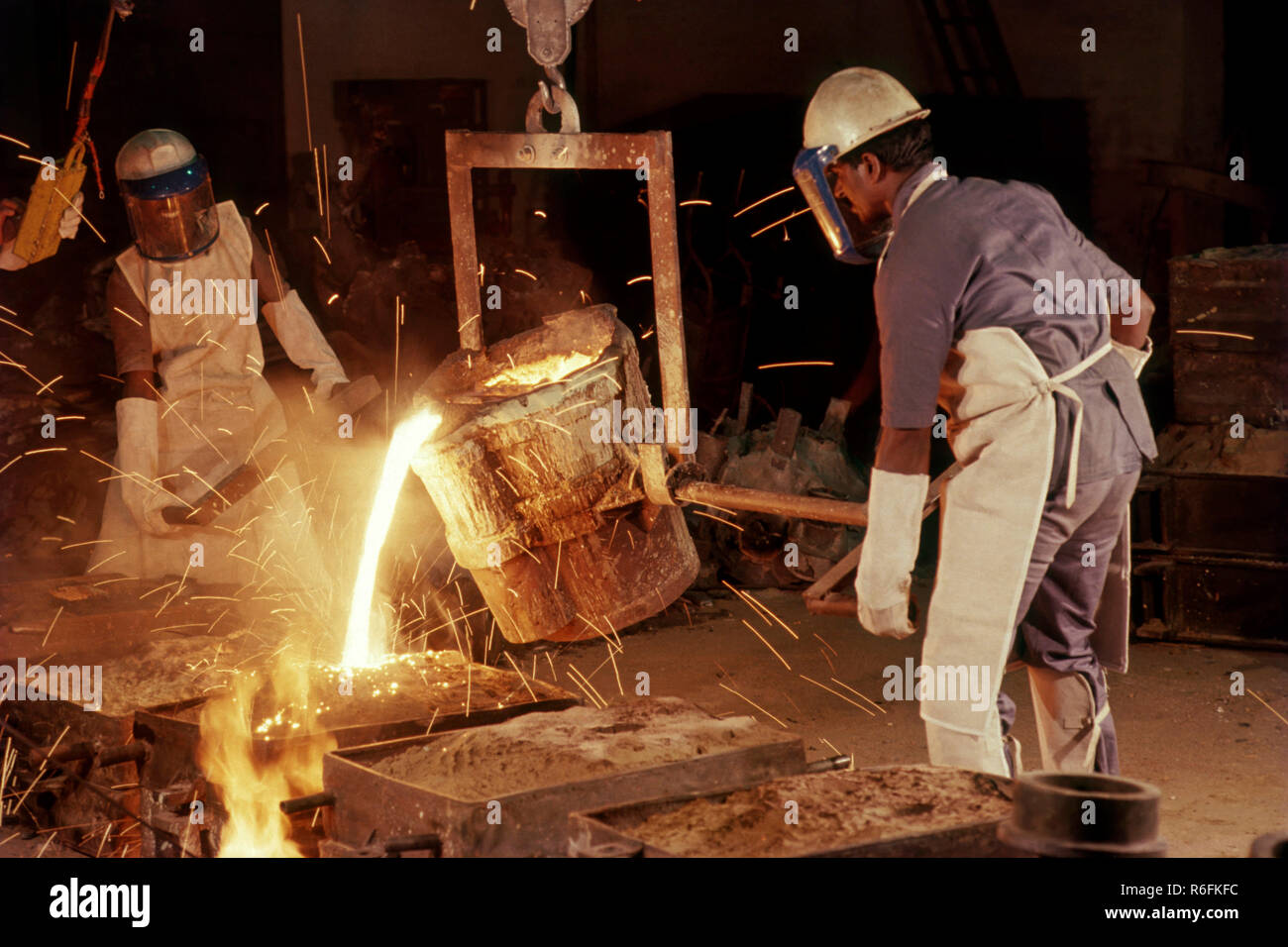 Stahlwerk, Gießen heißen flüssigen Eisen, Stahlwerk, Indien, Asien Stockfoto