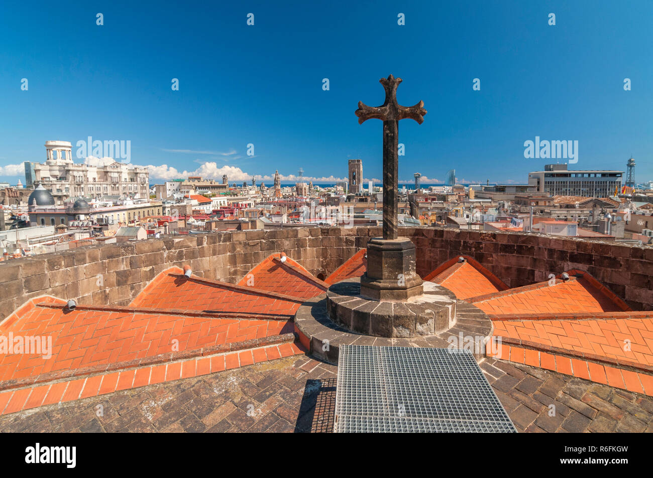 Kreuz auf dem Dach der Kathedrale von Barcelona mit Hintergrund der Dächer von Barcelona, Spanien Stockfoto