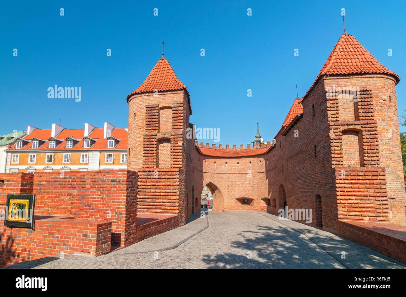 Türme und roten Backsteinmauern des Historischen Warschau Barbican Fort, Polen Stockfoto
