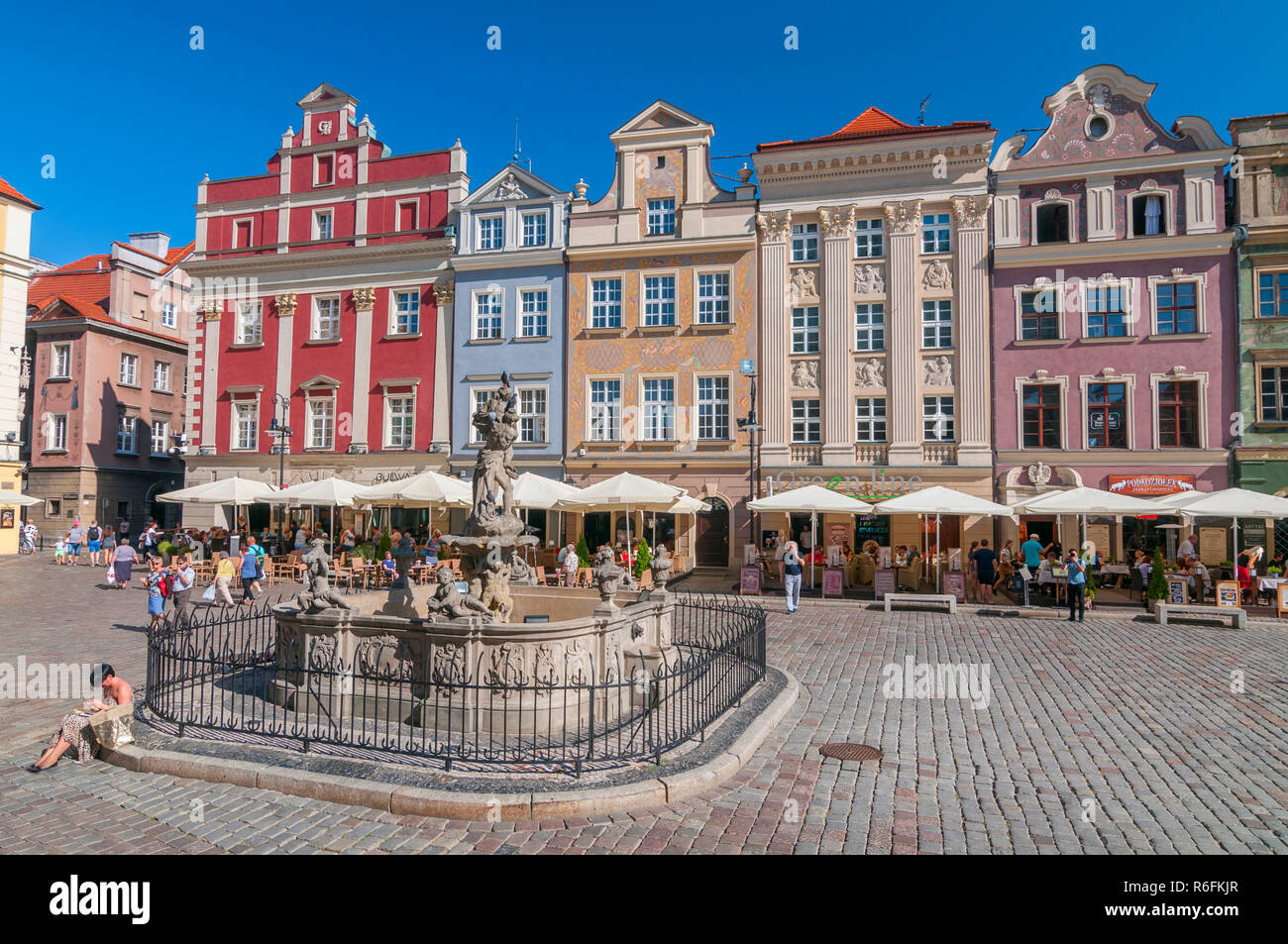 Fassaden der alten Häuser und Brunnen auf dem Alten Marktplatz in Poznan, Polen Stockfoto