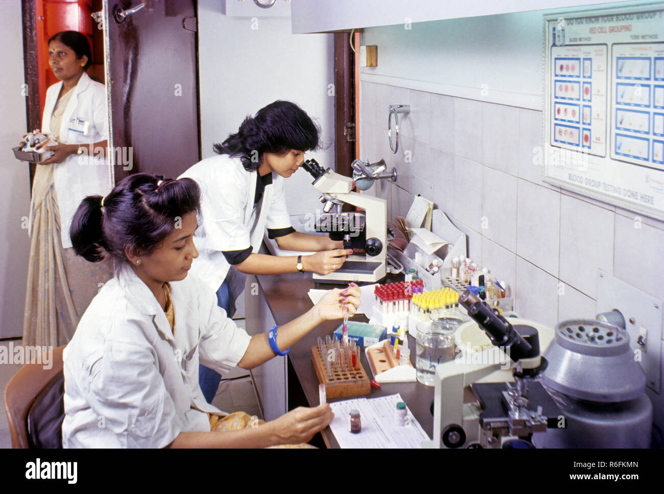 Pharmazeutische Anlage, Labortechniker, die Forschung machen, Krankenhaustests Stockfoto