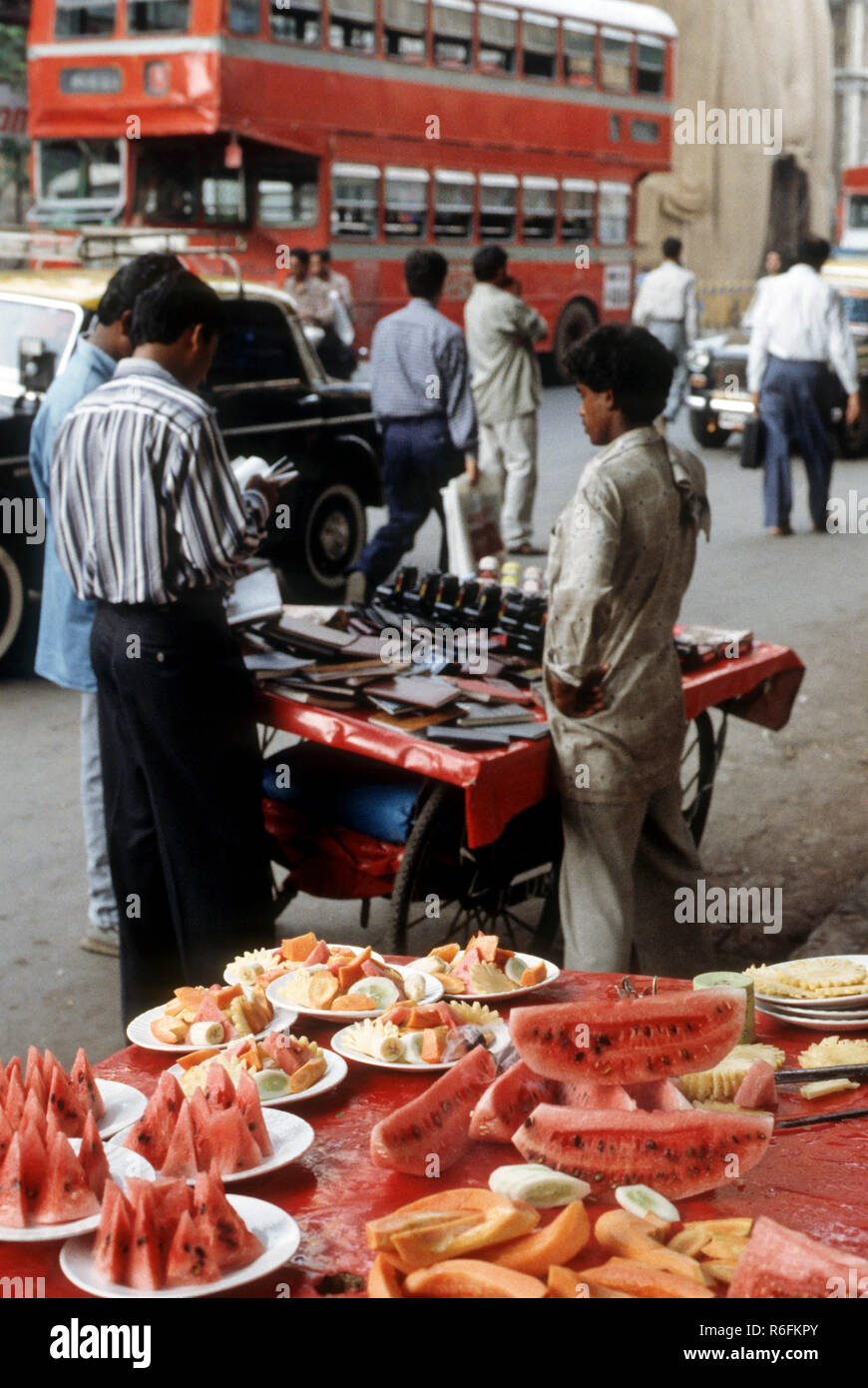 Früchte Schichten auf den Straßenrand Obst verkauft Stall, mumbai Bombay, Maharashtra, Indien Stockfoto