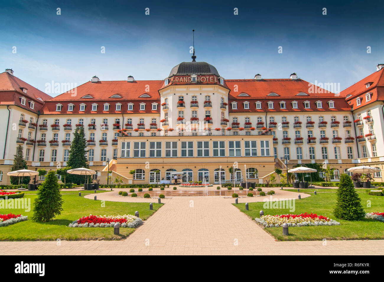 Die majestätischen Grand Hotel in Sopot an der Ostsee in der Nähe von Danzig gesehen Vom Strand und Park Side, Polen Stockfoto