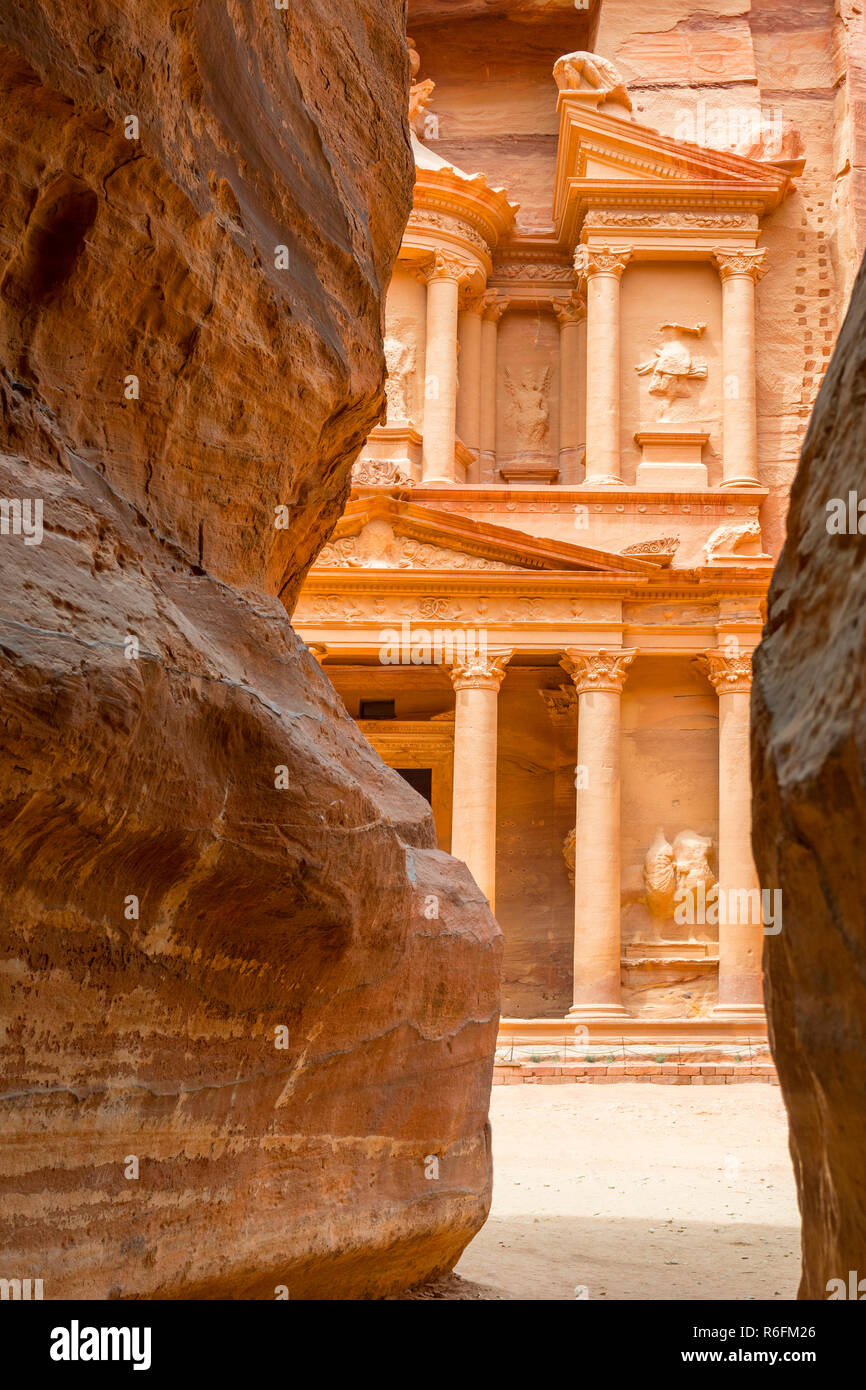 Die Fassade des Treasury (Al Khazneh) geschnitzt in den Red Rock, gesehen von der Siq, Petra, Jordanien Stockfoto