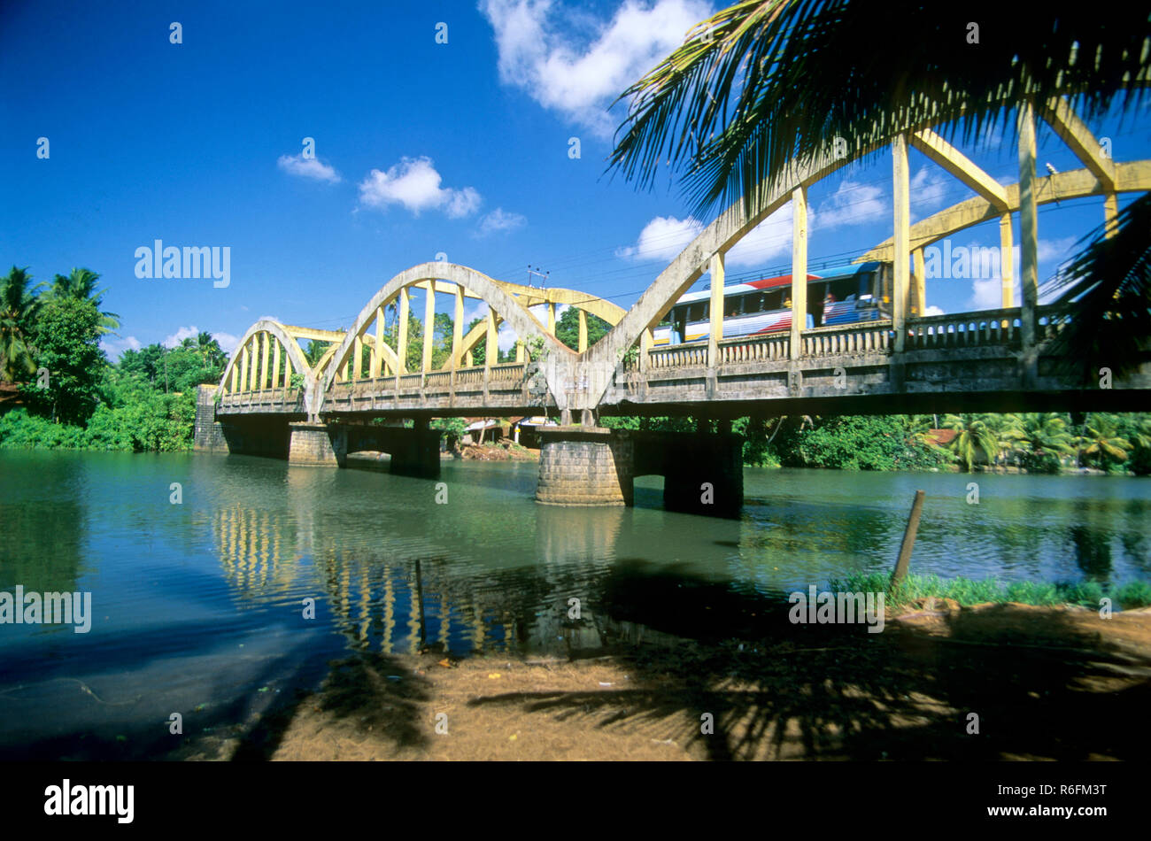 Brücke über den Fluss, Cochin, Kerala, Indien Stockfoto
