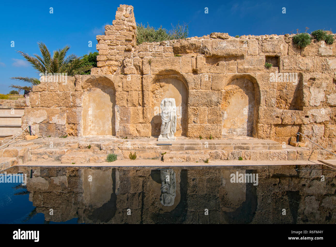 Römische Kaiser Statue reflektiert in einem Pool in Caesarea, Israel Stockfoto
