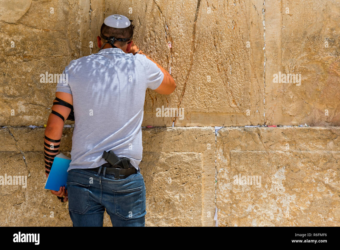 Mann mit Gewehr Gebet in der Synagoge an der Westmauer (Klagemauer) im Jüdischen Viertel, alte Stadt, Jerusalem, Israel Stockfoto