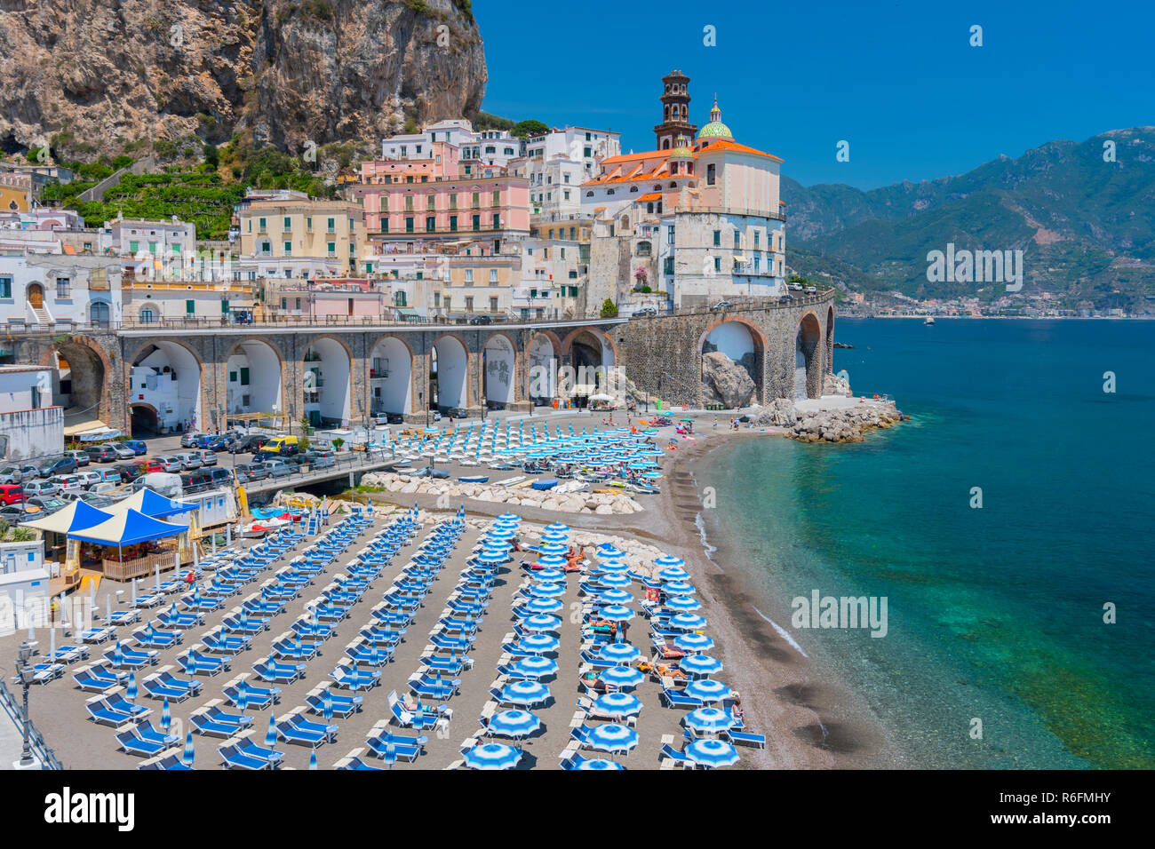 Breiten Strand bedeckt mit White-Blue Sonnenschirme in historischen Dorf Atrani, Amalfi Küste, Italien Stockfoto