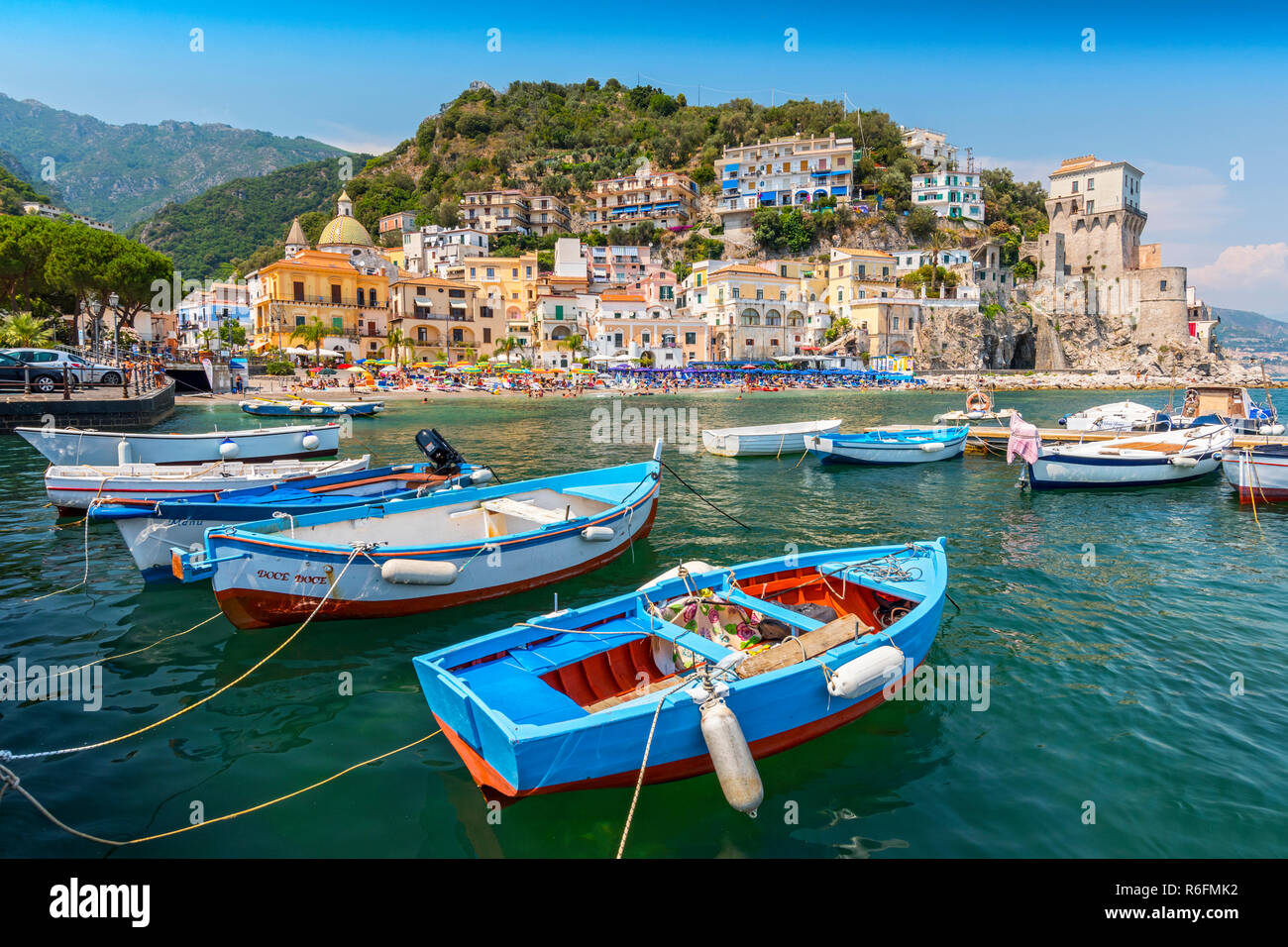 Boote und traditionellen Gebäuden in Cetara Hafen, Amalfiküste, Italien Stockfoto