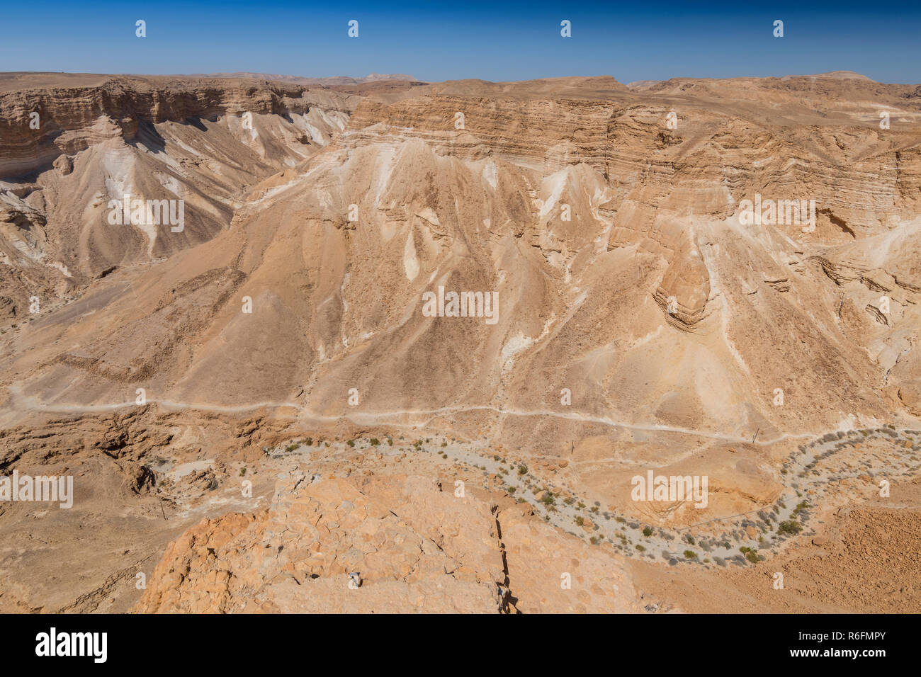 Blick auf die umliegenden Land und das Tote Meer von Masada, einer alten jüdischen Festung in der Wüste von Israel Stockfoto