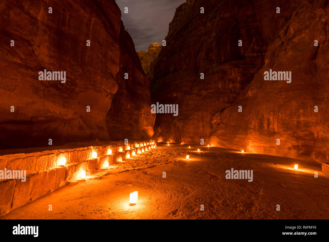 Beleuchtete Weg an die Staatskasse (Al Khazneh) der antiken Stadt Petra, Jordanien Stockfoto