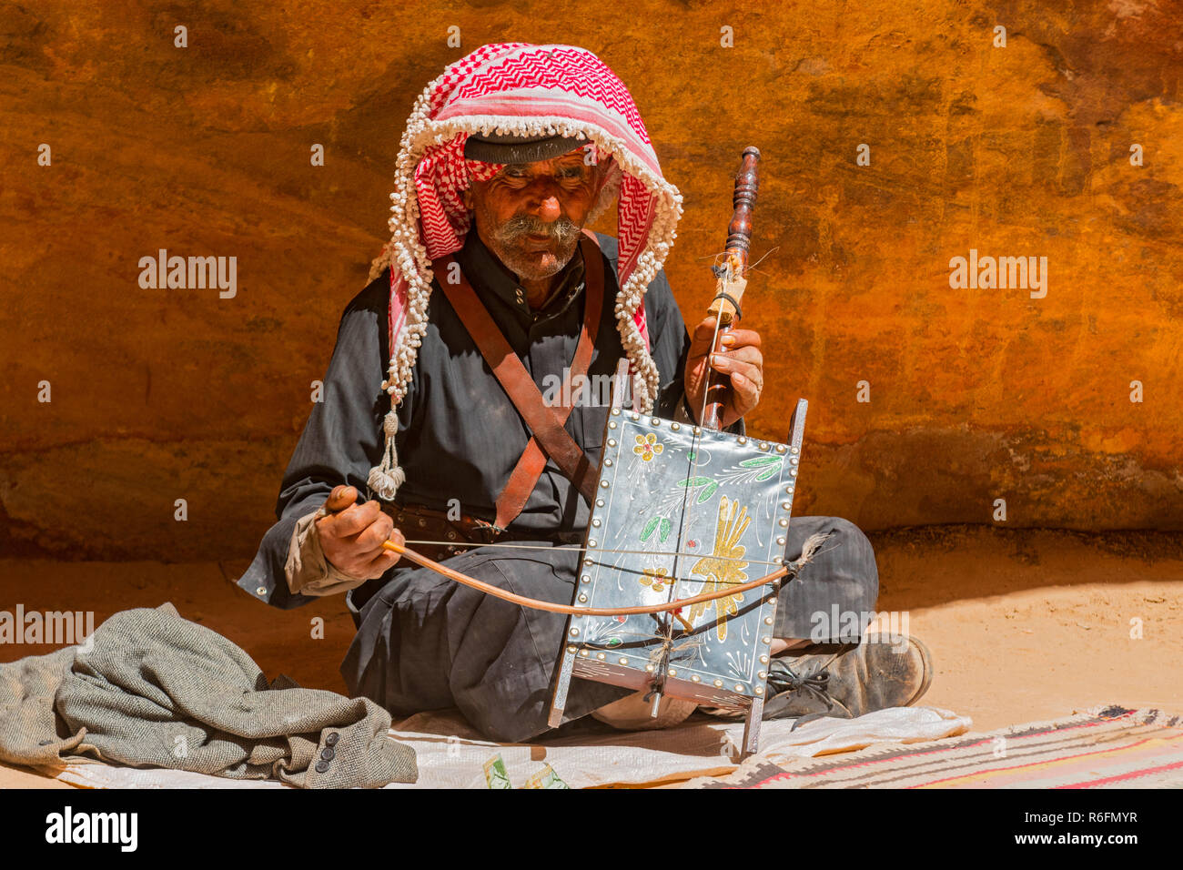 Alte Rebab Bedouin Spieler mit Seiner Selbst gemacht Instrument Gesang in der Wüste Petra, Jordanien Stockfoto