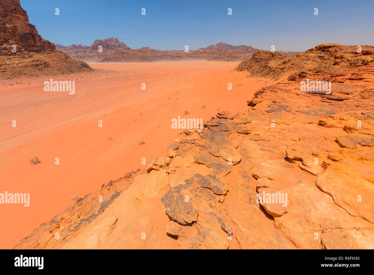 Rötlichen Sand und Felsen Landschaften in die Wüste des Wadi Rum, Jordanien Stockfoto