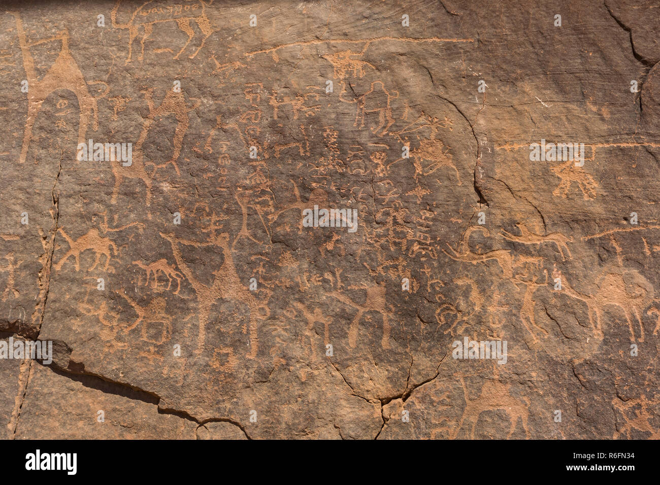 Prähistorische Felsmalereien Im roten Sand der Wüste Wadi Rum, Jordanien Stockfoto