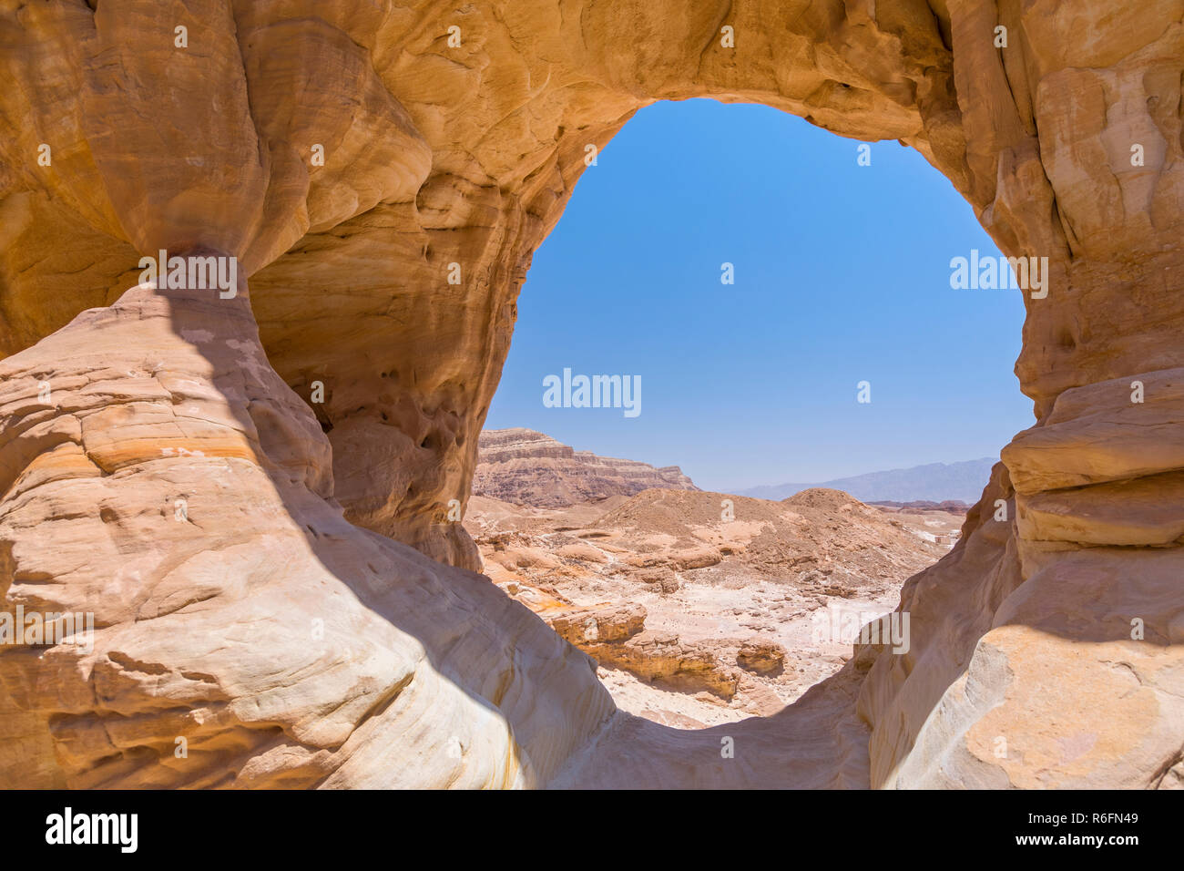 Die großen natürlichen Felsbogen Bildung und Desert View in Timna Nationalpark, Israel Stockfoto