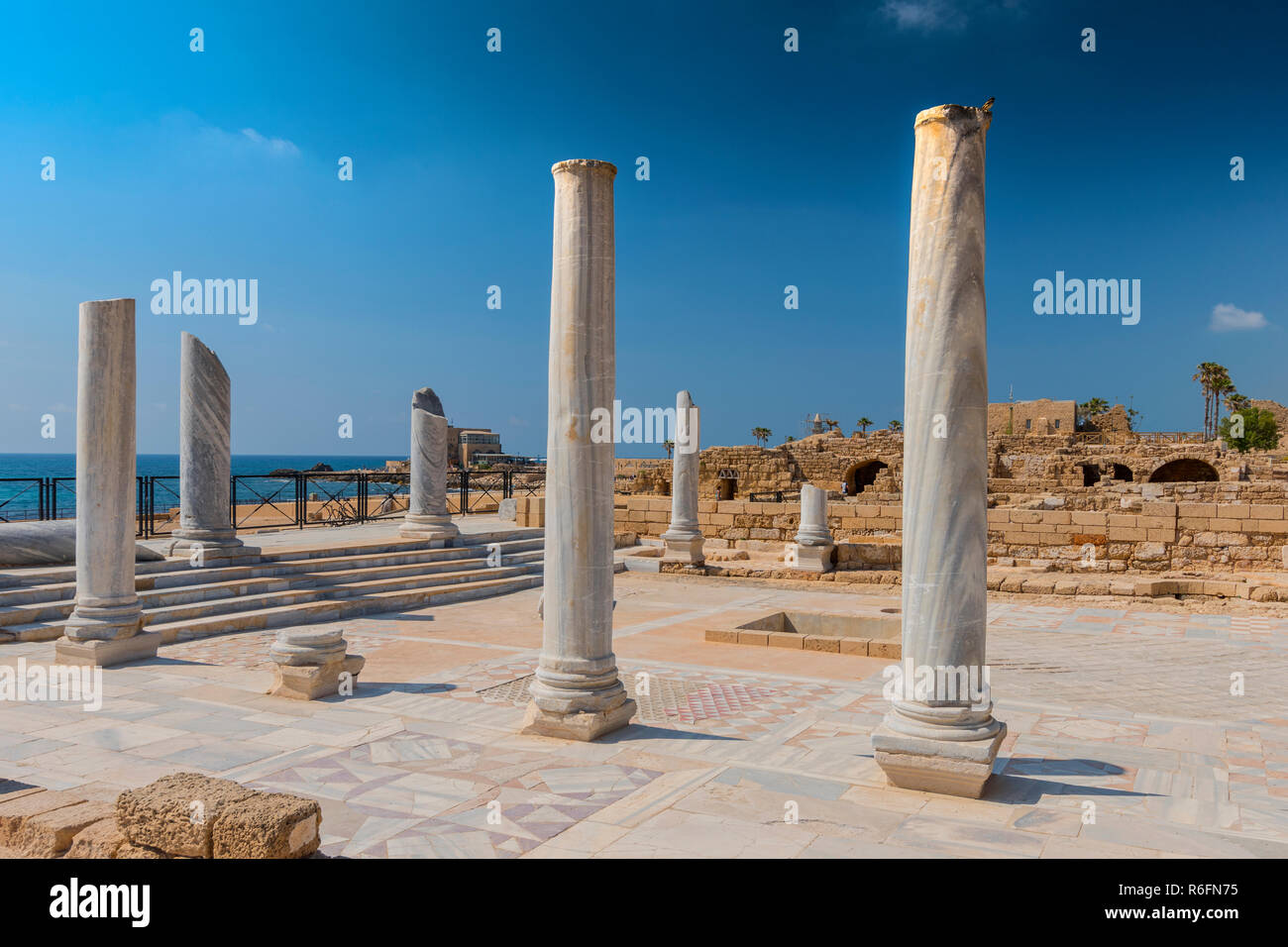 Römische alte Marbe Spalte Platz in Caesarea Ausgrabungsstätte, Israel Stockfoto