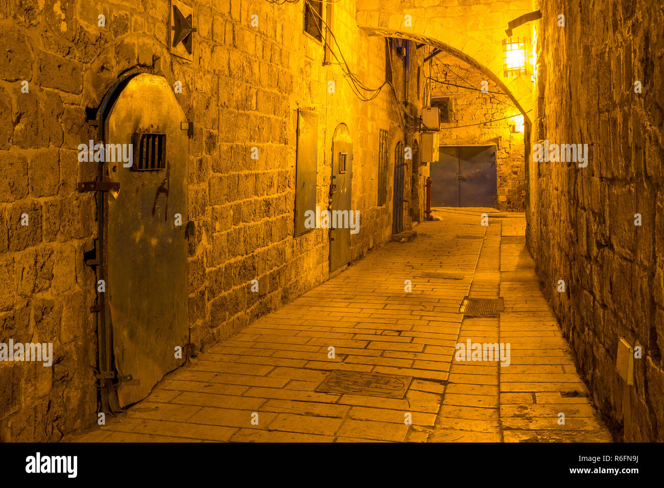 Straßen der alten Stadt Akko in der Nacht Israel Stockfoto