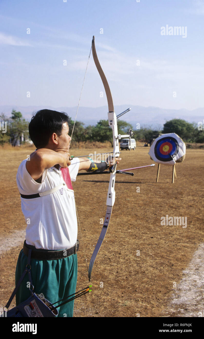 Professionelle Archer mit Re-Kurve bogen Pfeil und Ziel Stockfoto