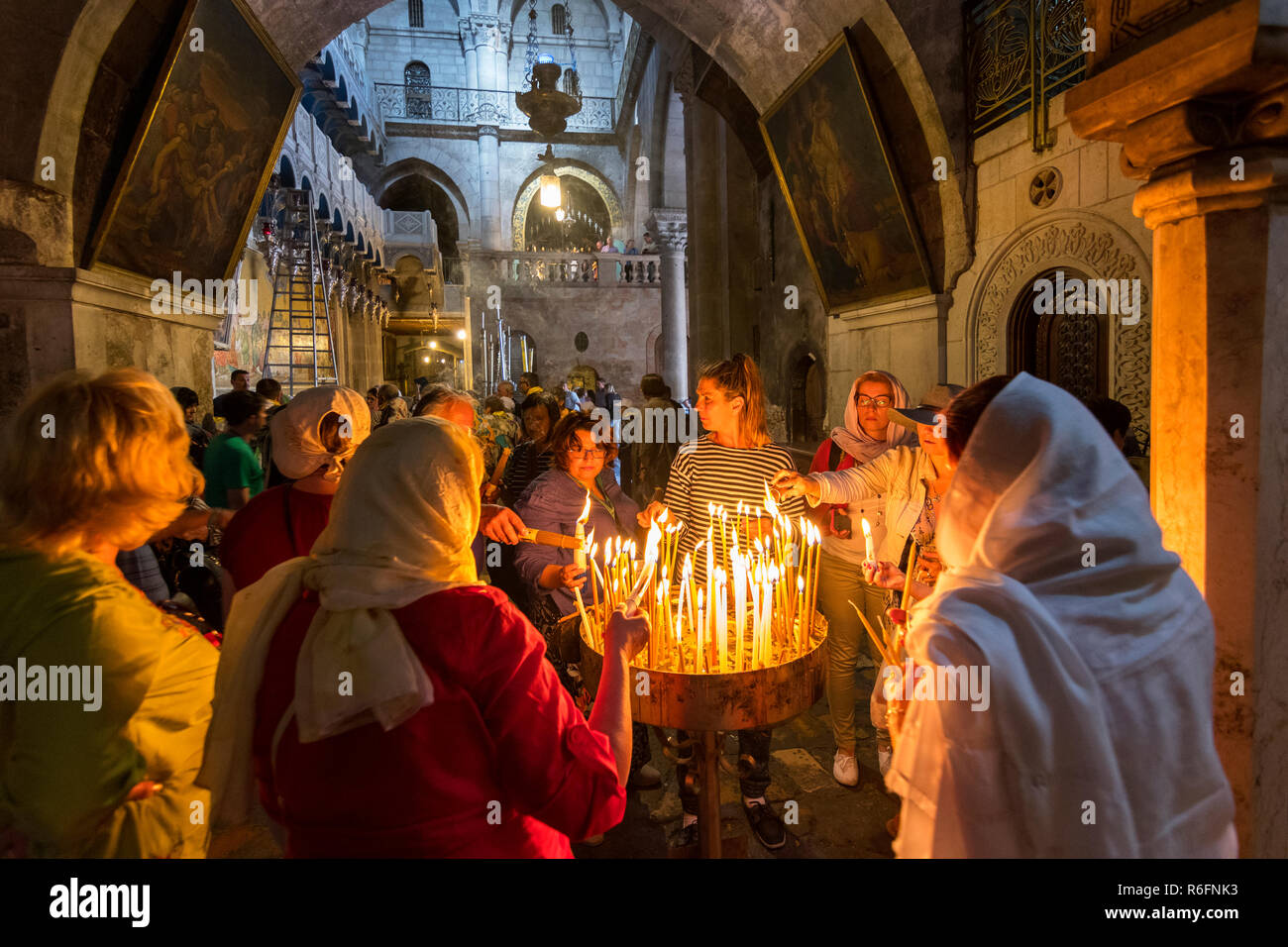 Die Pilger, die Kerzen in der Kirche des Heiligen Grabes in Jerusalem, Israel Stockfoto