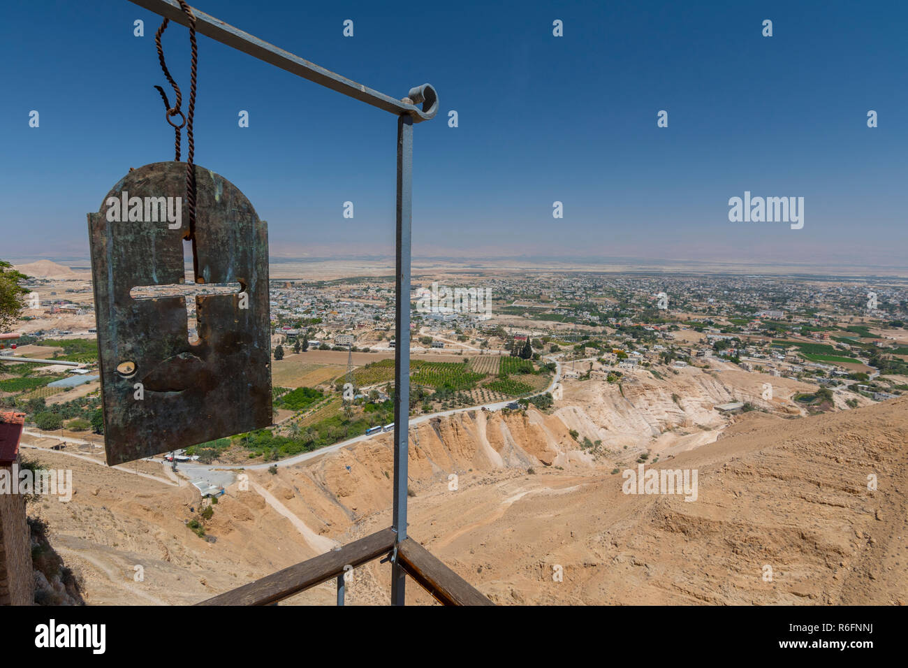 Bleiplatte mit Kreuz und Panorama auf das Tal von Jericho aus griechisch-orthodoxen Kloster von St. George auf dem Berg der Versuchung, Jericho, West Bank, Stockfoto