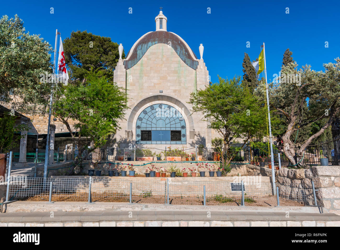 Die moderne Dominus Flevit Kirche auf die Steigung der Ölberg und rühmt sich der wundervolle Garten, Jerusalem, Israel Stockfoto