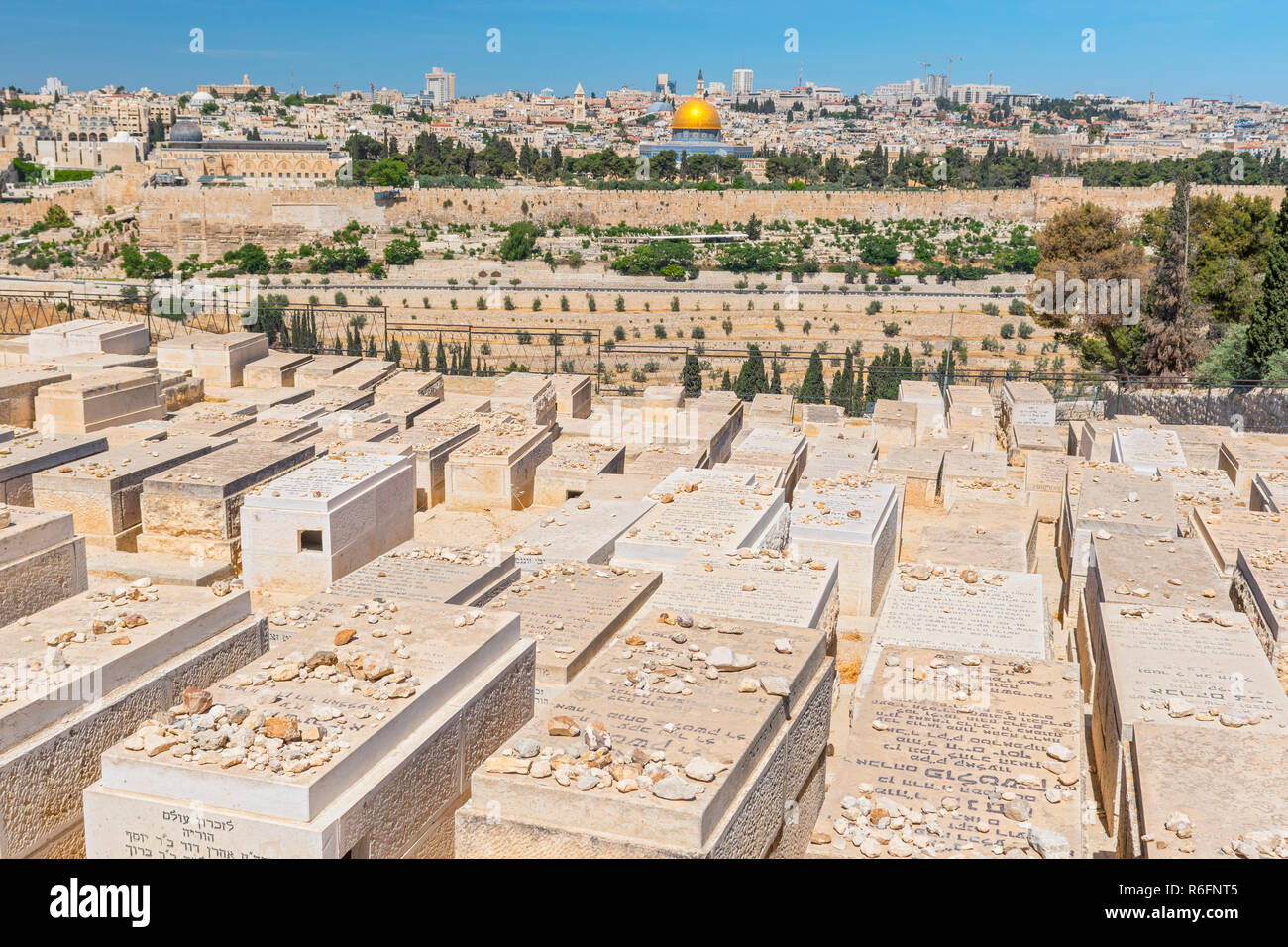 Die Besucher der Jüdische Friedhof der Steine auf die Gräber Nach den alten Traditionen, Jerusalem, Israel Stockfoto