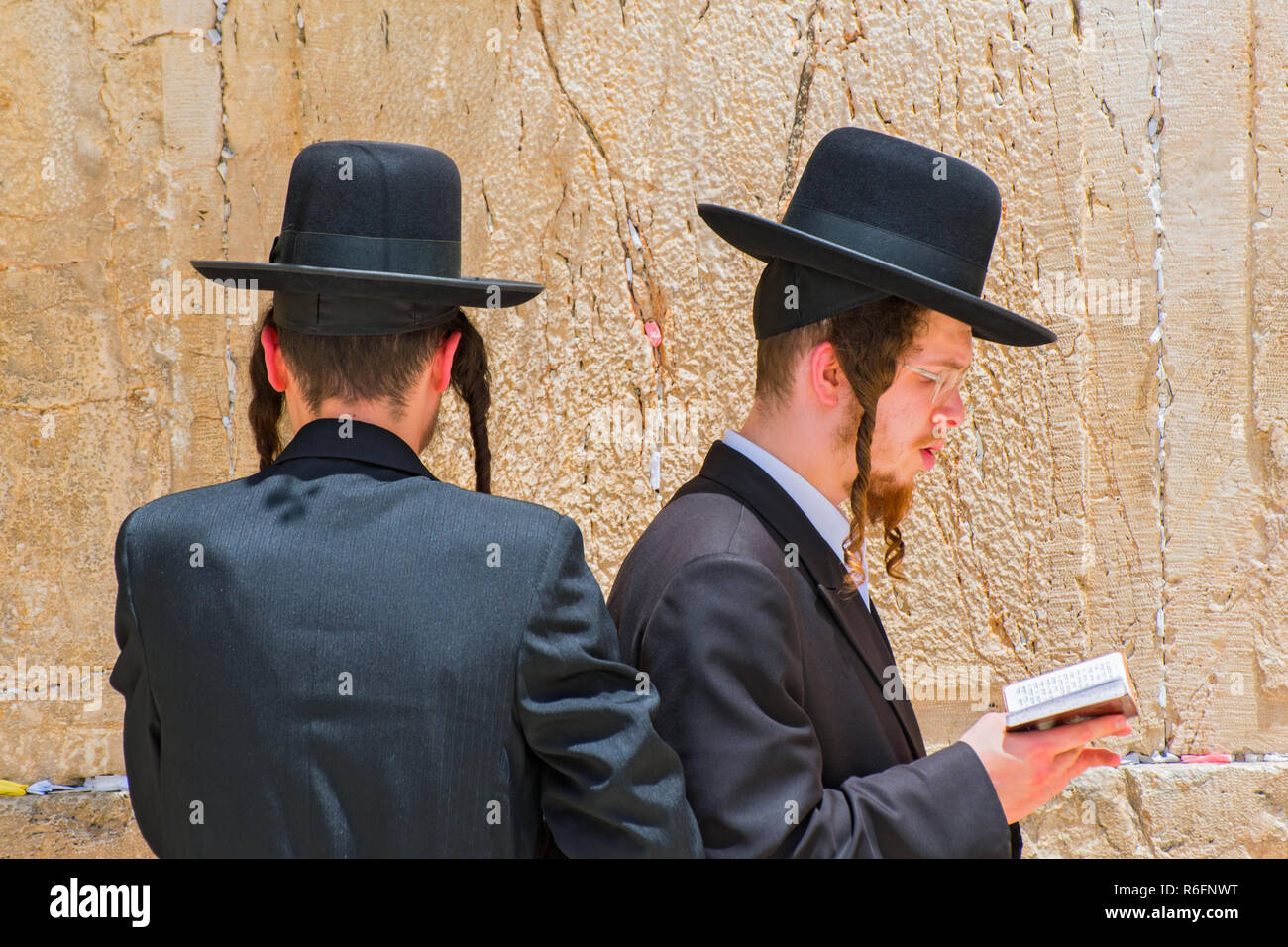 Die Religiösen orthodoxen Juden beten an der Klagemauer in Jerusalem, Israel Stockfoto