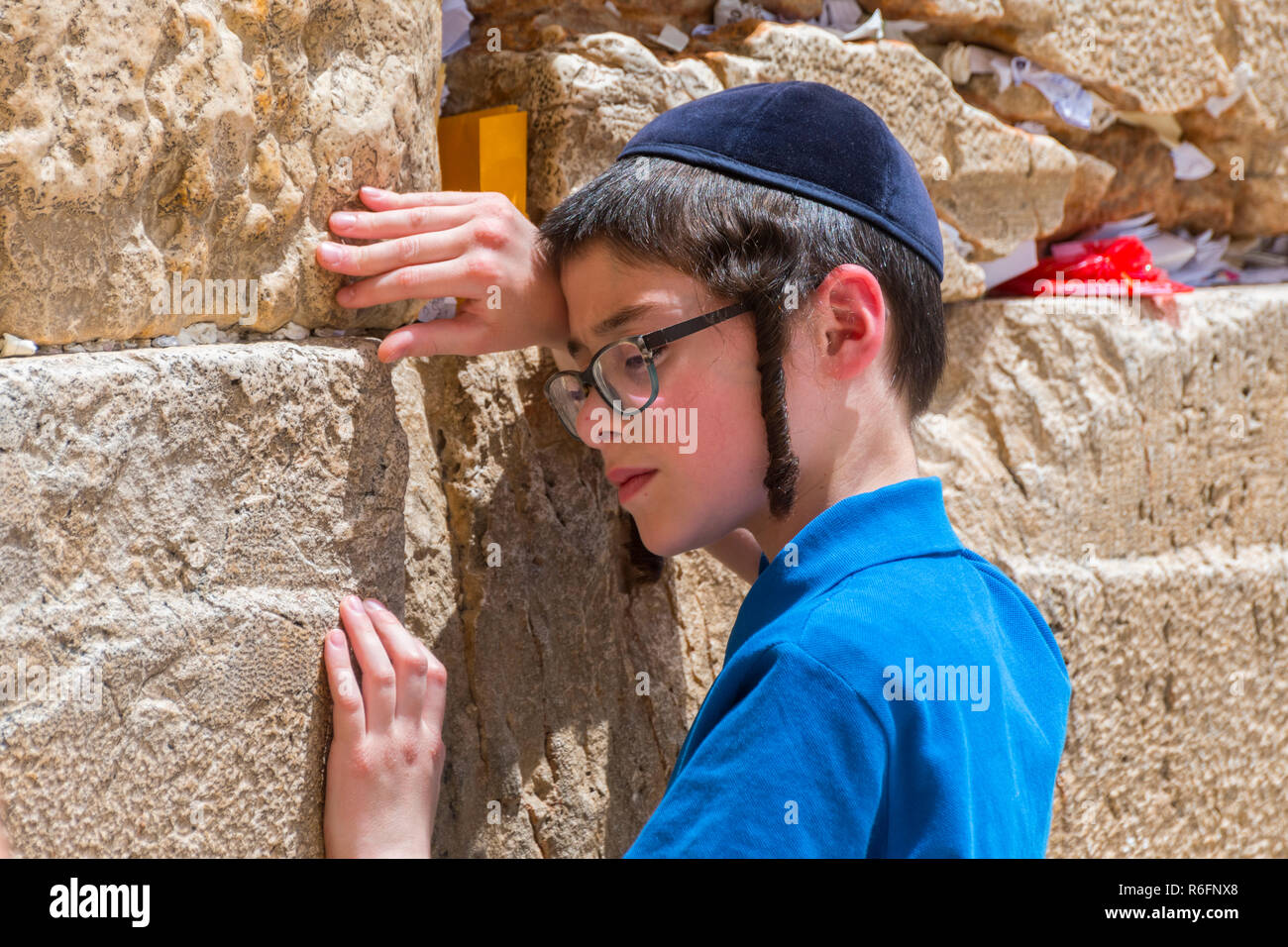 Junge Betet an der Klagemauer in Jerusalem Altstadt, Israel Stockfoto