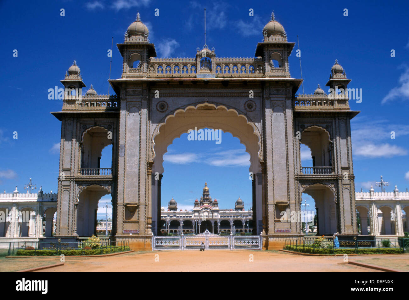 Haupteingang der Maharaja's Palace, Mysore, Karnataka, Indien Stockfoto