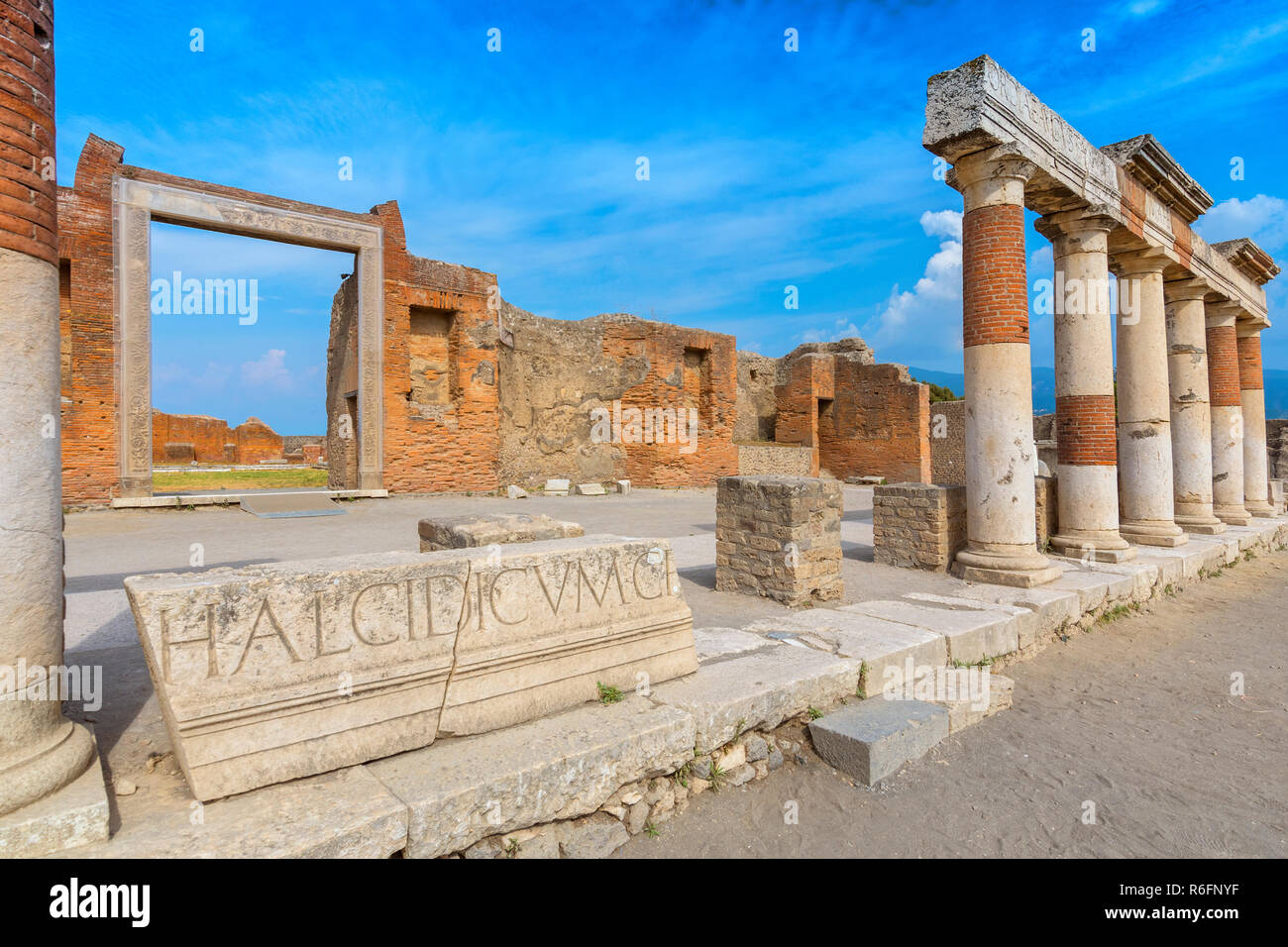 Antiken Säulen Ruinen Nach dem Ausbruch des Vesuv in Pompeji, Italien Stockfoto