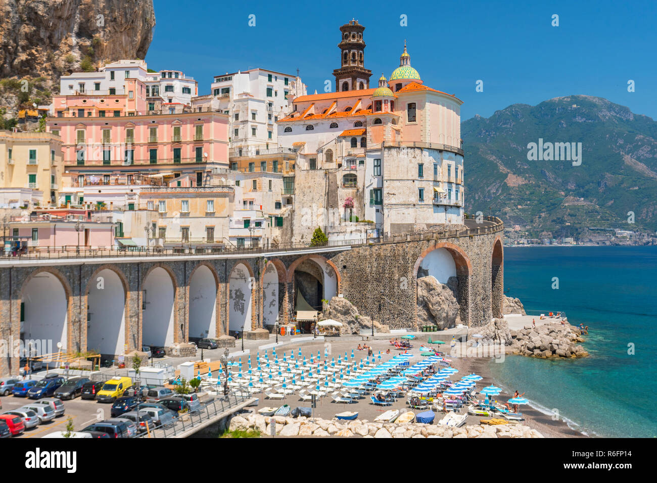 Blick von der schönen Stadt Atrani an der berühmten Amalfiküste und Golf von Salerno, Kampanien, Italien Stockfoto
