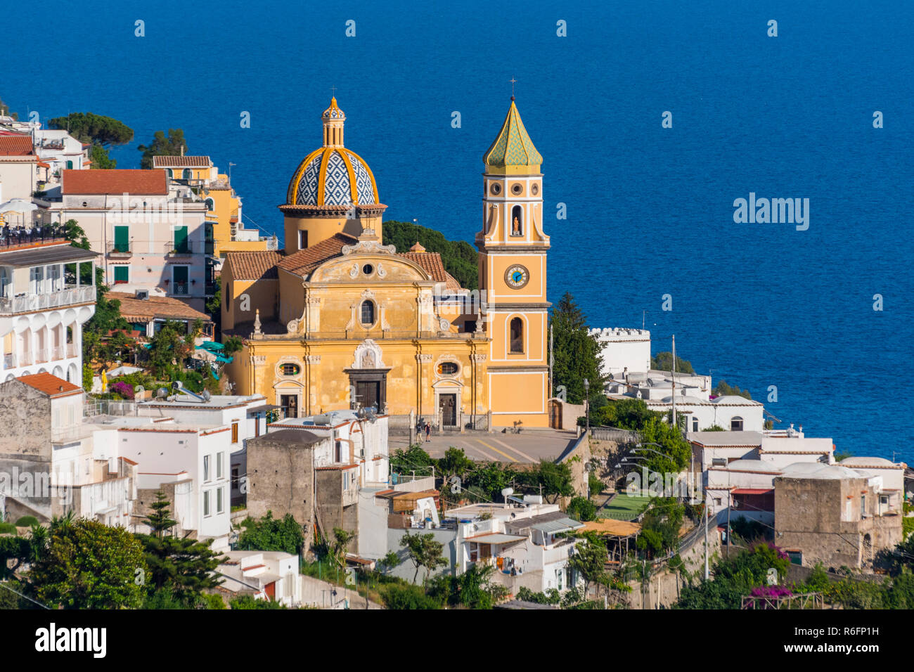 Die Renaissance San Gennaro Kirche im Zentrum der Stadt von Praiano für Italien Amalfi Küste Stockfoto