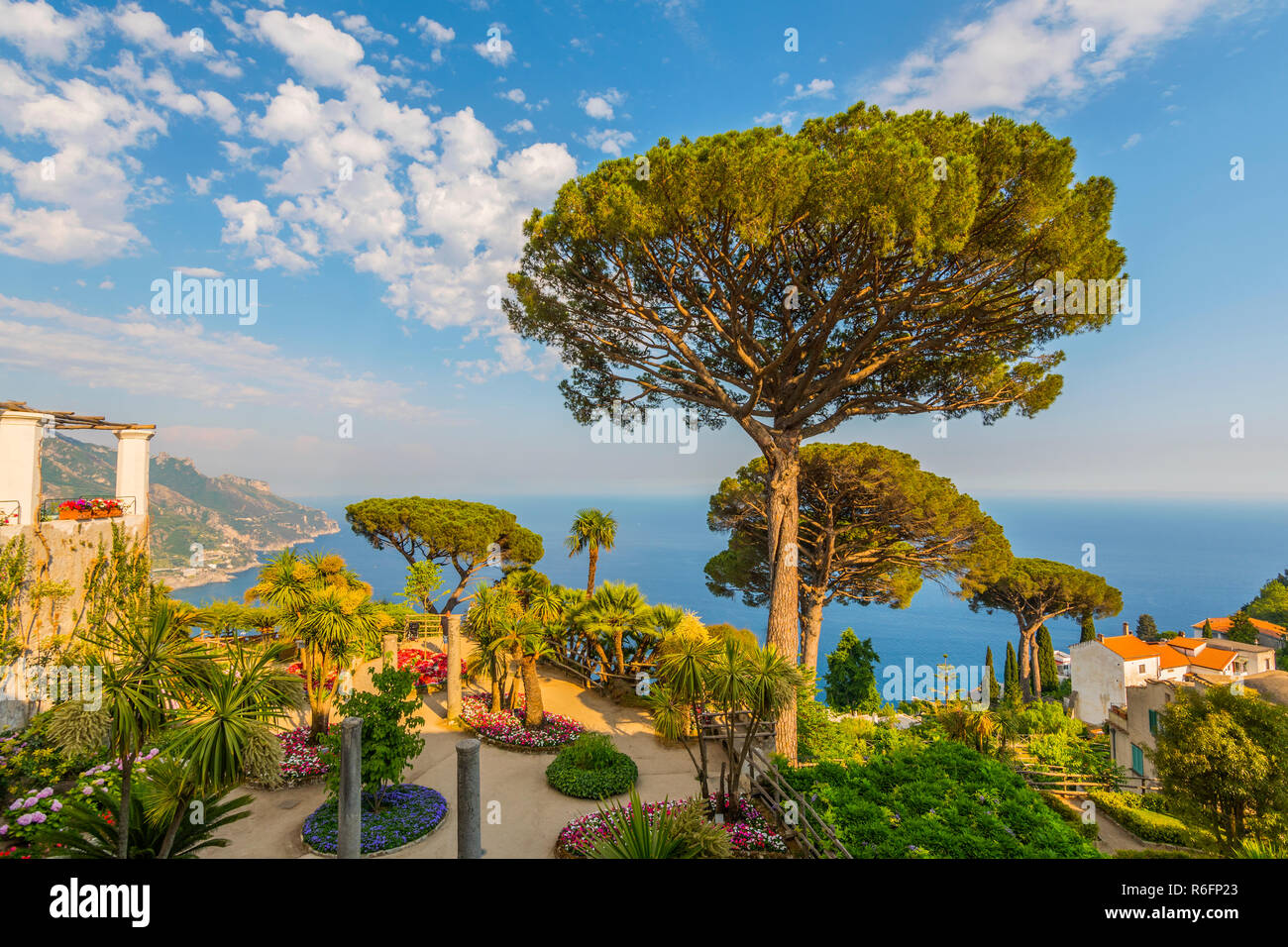 Ansicht der berühmten Amalfiküste und Golf von Salerno von der Villa Rufolo Gardens in Amalfi, Kampanien, Italien Stockfoto